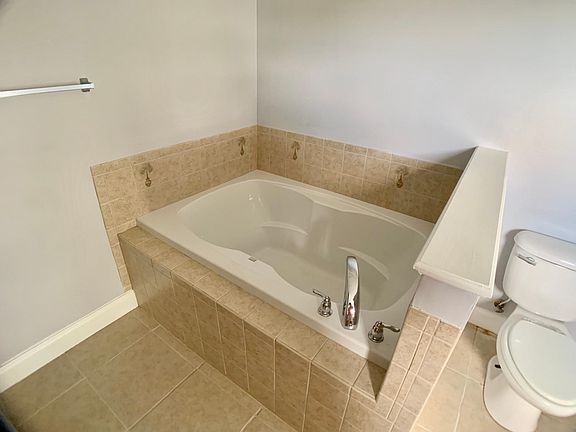 4th image of 3336 N Park Dr