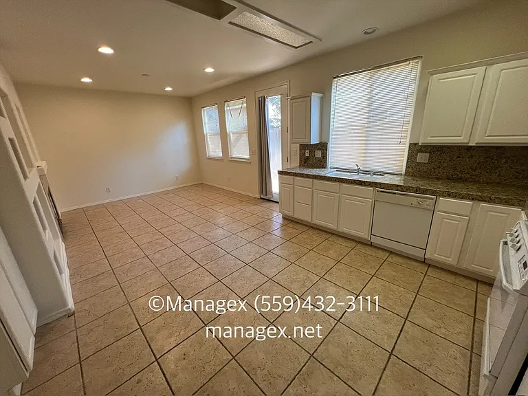737 W Siena Ln — Photo 4