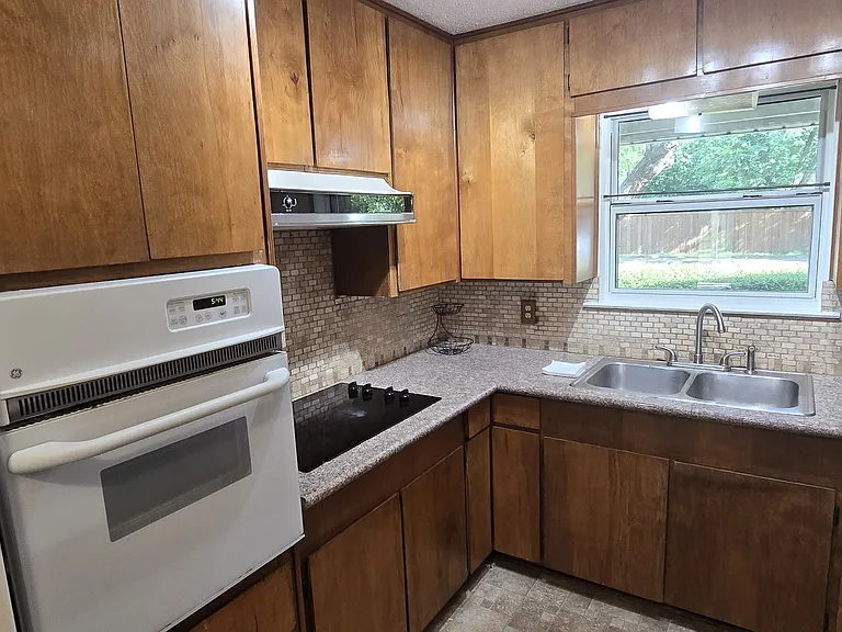 412 Jones St — Photo 2