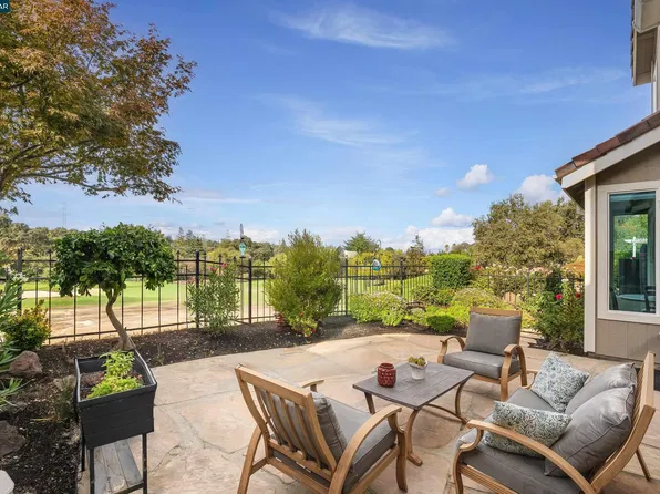 1049 Feather Cir, Clayton, CA 94517