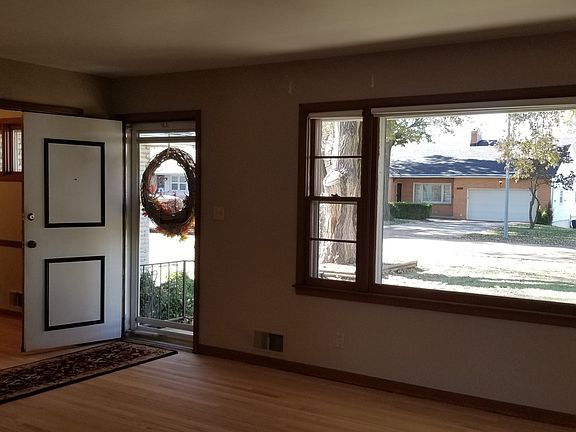 3rd image of 10123 Forest Ave
