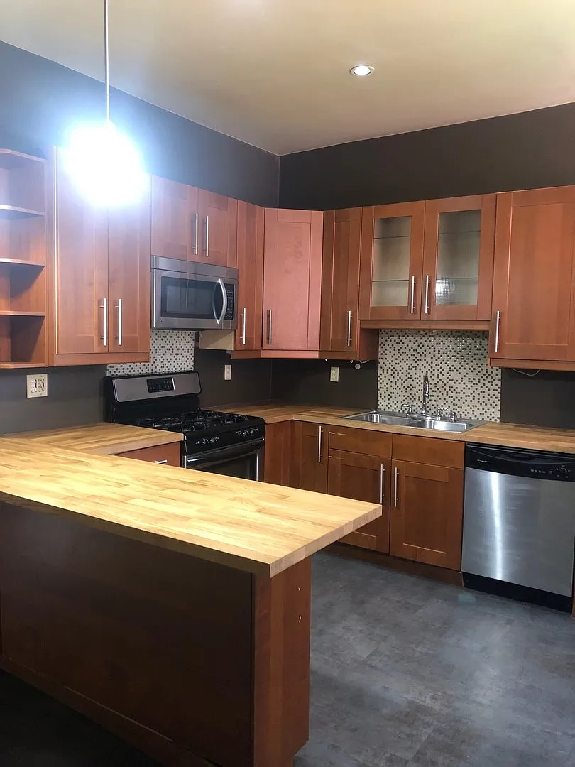3 Bedroom Southside Slopes Townhome for Rent — Photo 2