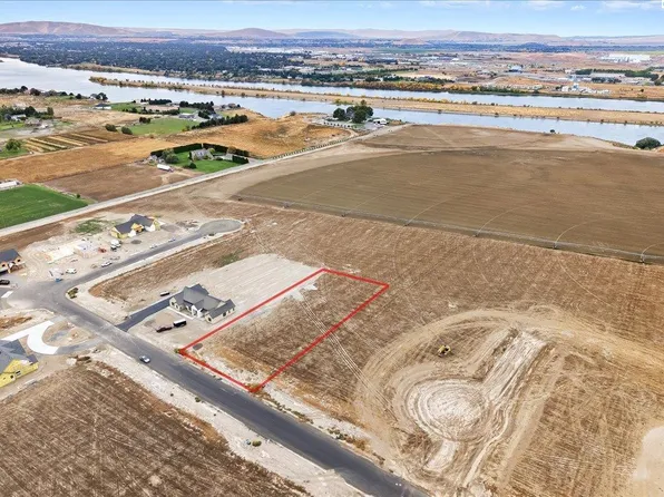 77 Taylor Ln, Pasco, WA 99301