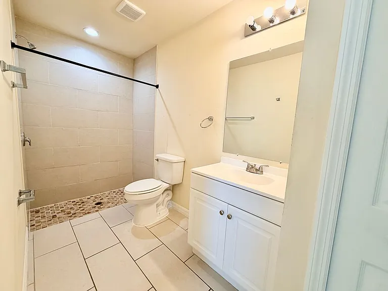 1044 NE 8th Pl — Photo 14
