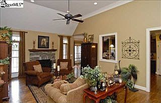 5th image of 15 Ashby Grove Dr