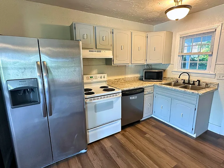 100 E Elm St — Photo 10