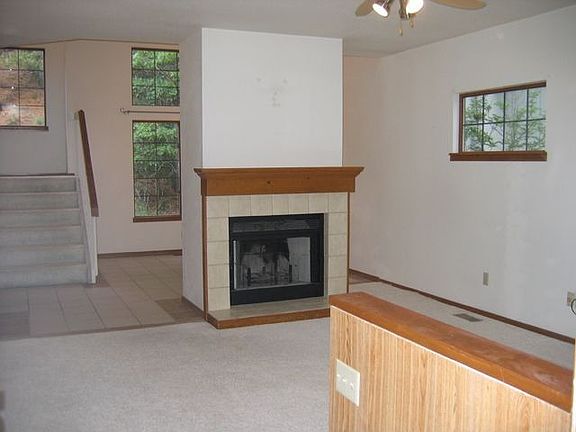 Living room w/fireplace