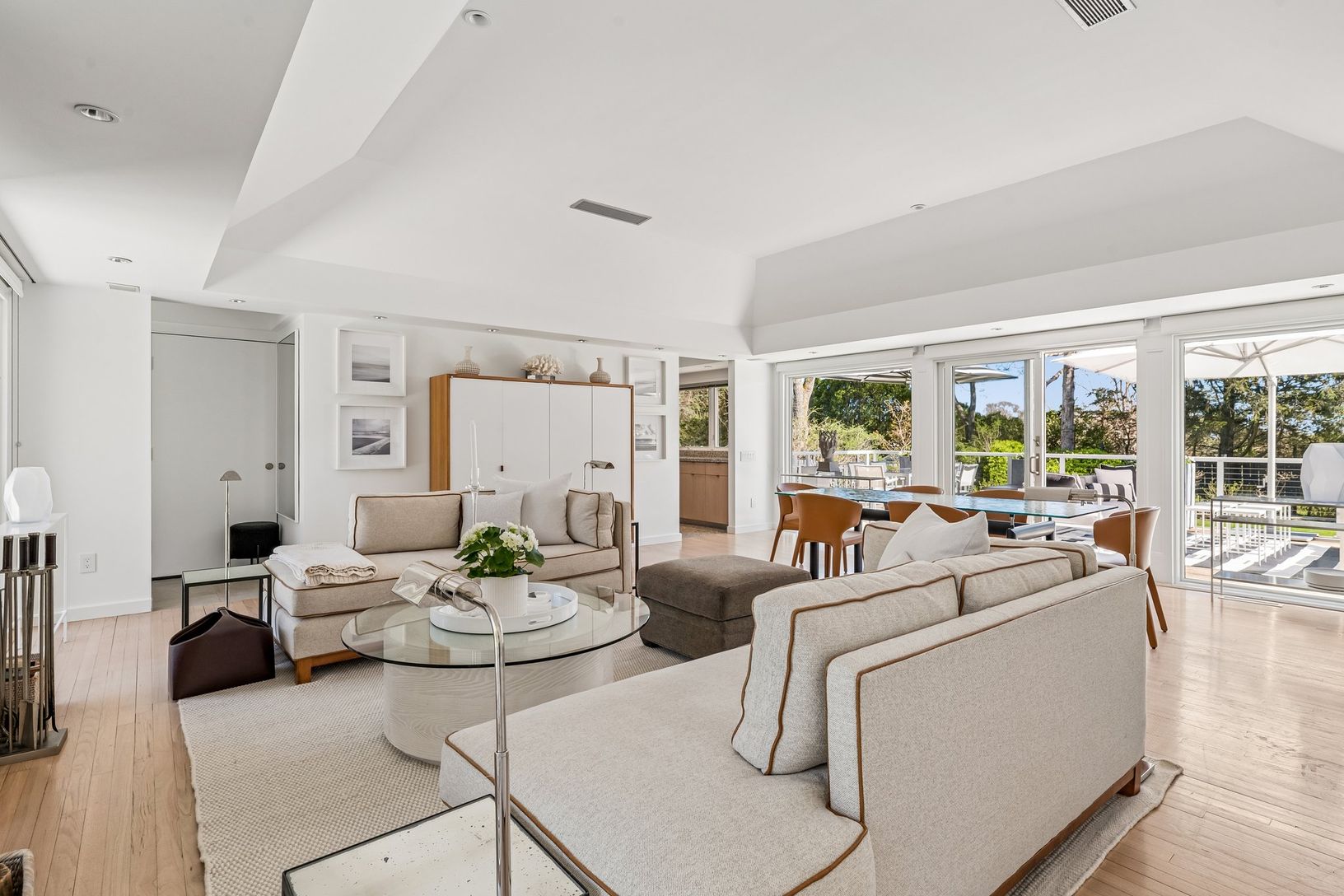  living and dining area