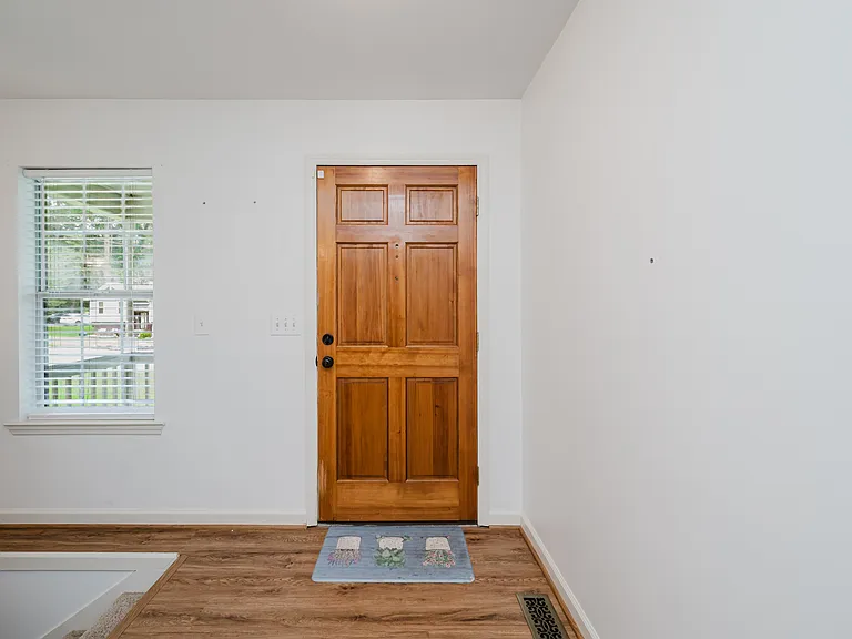 120 Lynn Dr — Photo 5