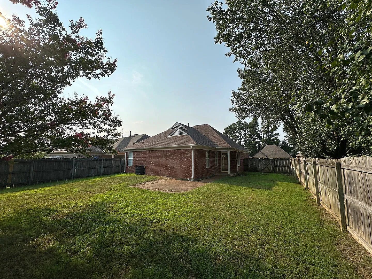 Lovely Cordova home. Fresh Paint and New Carpet! Fenced backyard and eat in kitchen. Pets are wel... — Photo 3