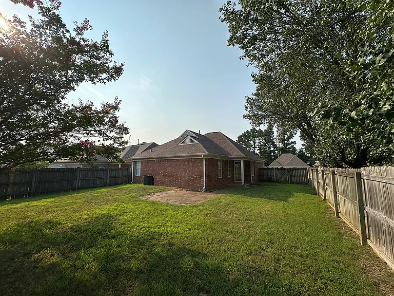 1098 Breezy Valley Dr — Photo 3