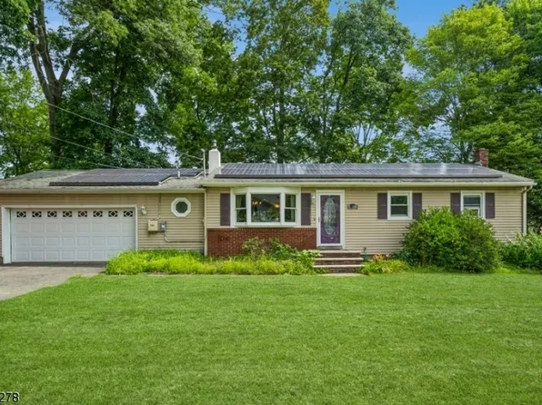 13 Hopi Trl, Jefferson Twp., NJ 07438