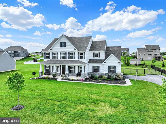 2nd image of 411 Peggy Ln