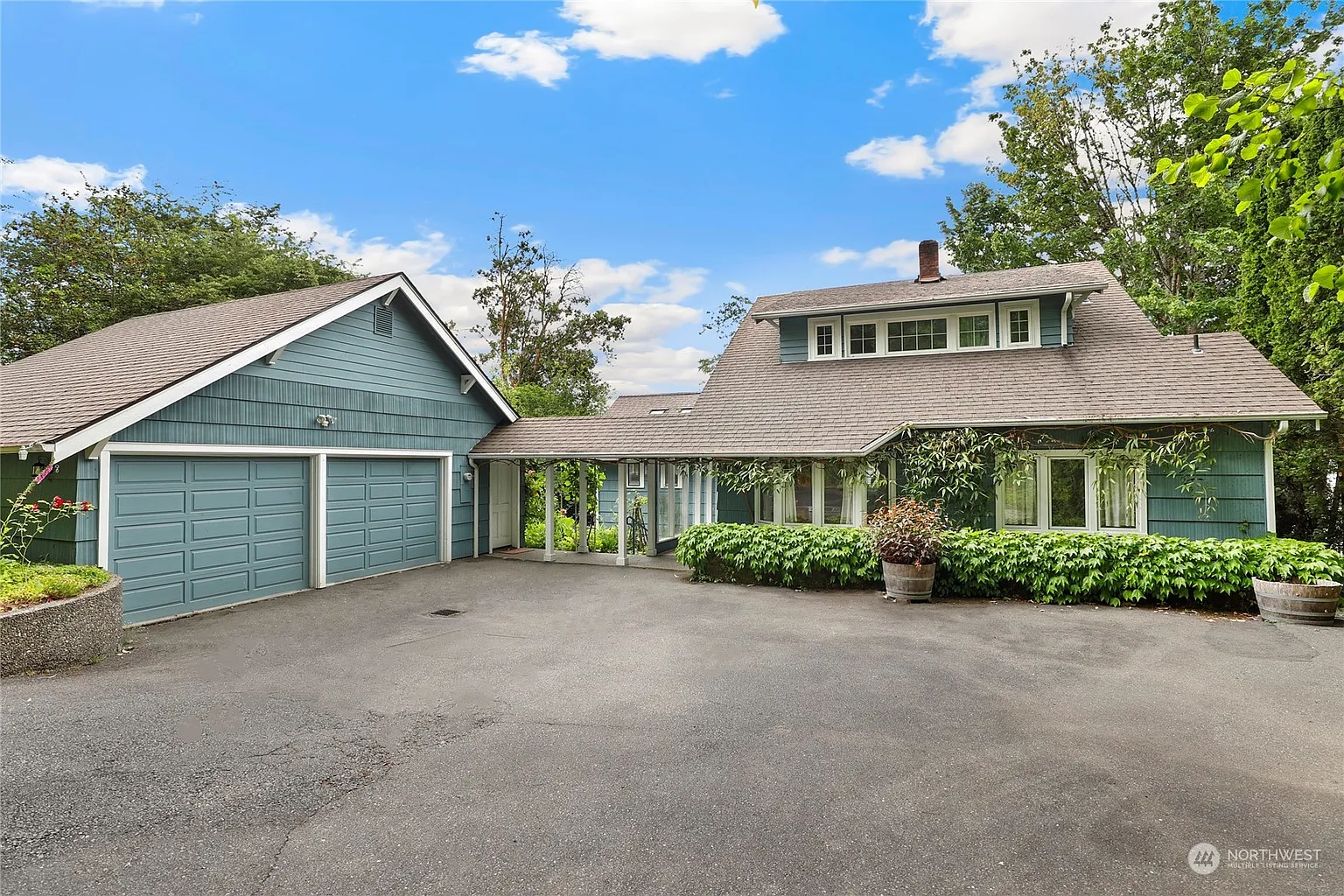 2039 East Bay Drive NE photo 1