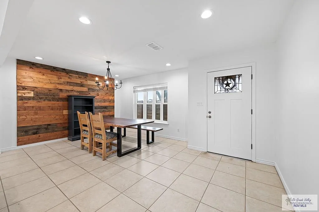 4 bed, 2.0 bath, 1843 sqft, $1,900 — Photo 4