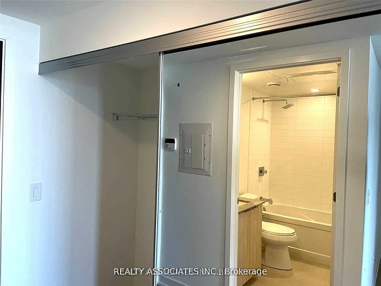 501 Yonge St #4003 — Photo 5