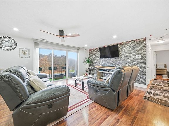 2nd image of 502 Oak St APT 9