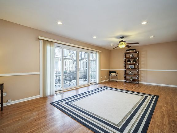 3rd image of 1935 Tanglewood Dr Unit F
