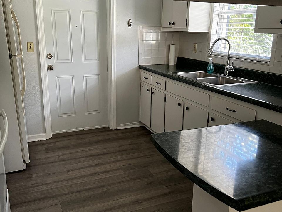 1st image of 902 S Fremont Ave