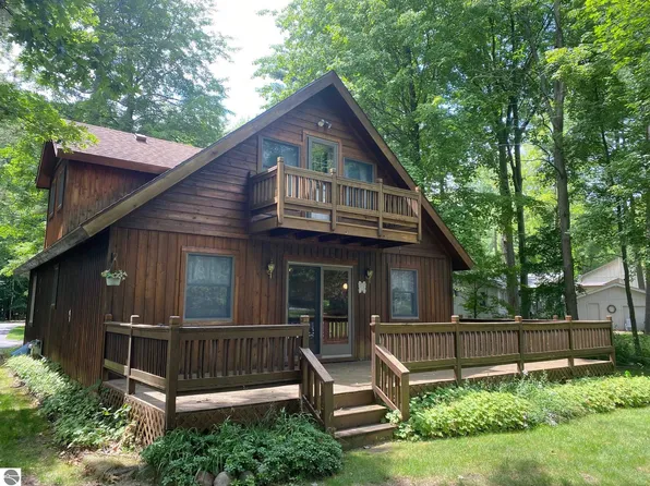 4900 Queens Cir, Gladwin, MI 48624