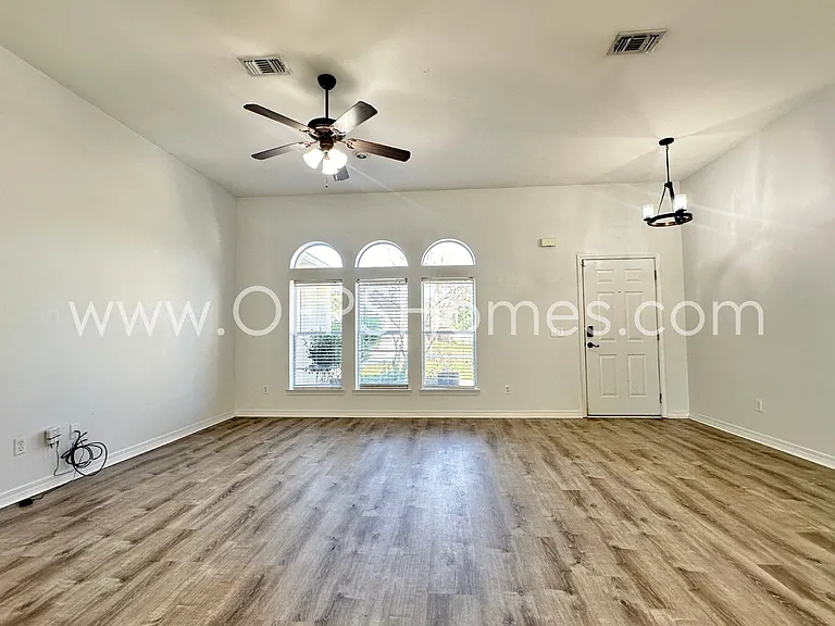 2426 Houston Cir — Photo 6