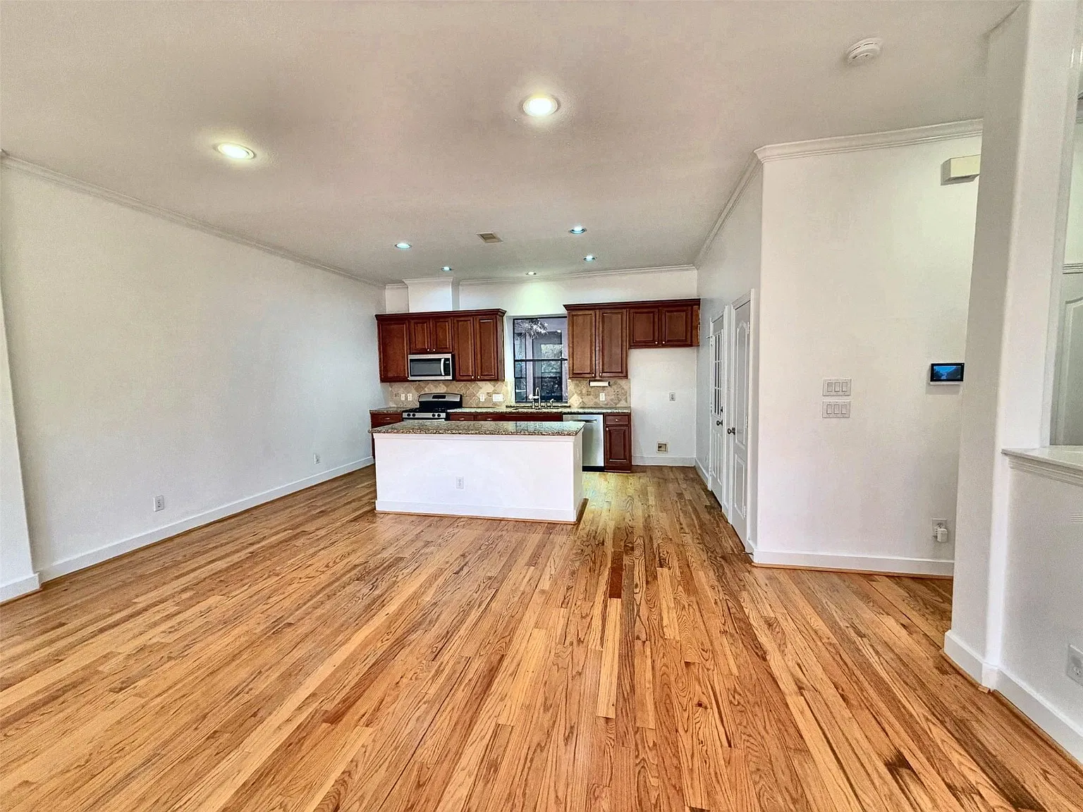 3 bed, 3.5 bath, 2456 sqft, $3,750 — Photo 3