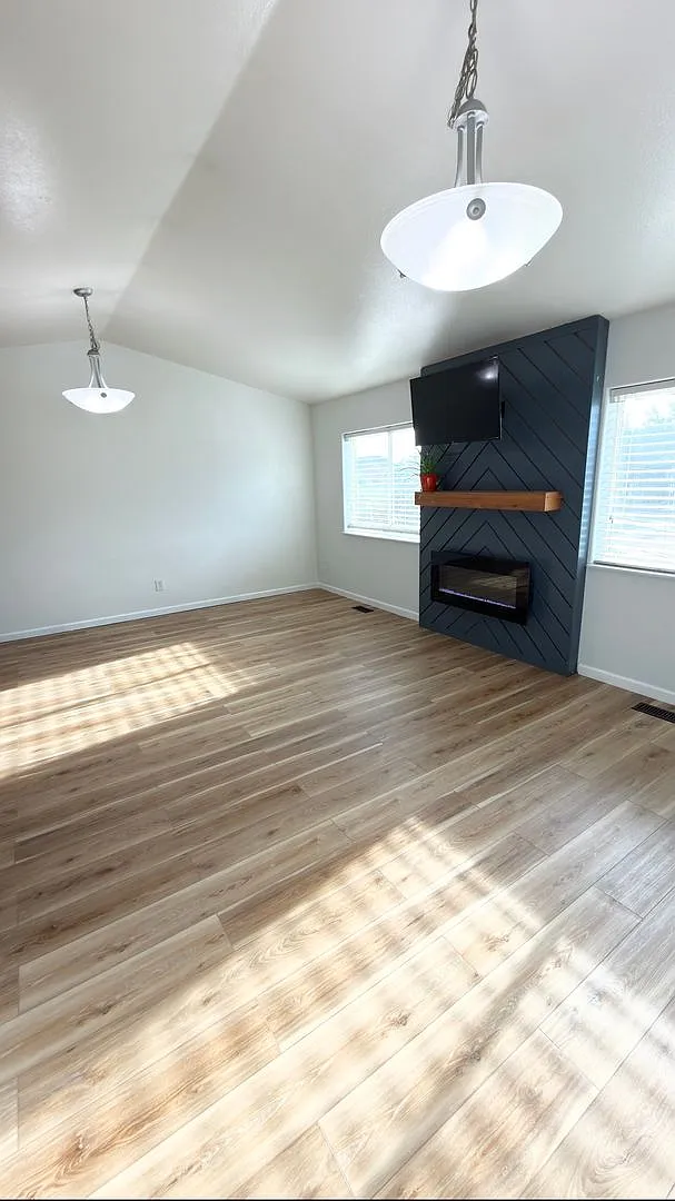 Stunning updated 4 bed conveniently located — Photo 2