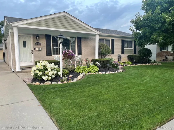 30752 Blairmoor Dr, Madison Heights, MI 48071