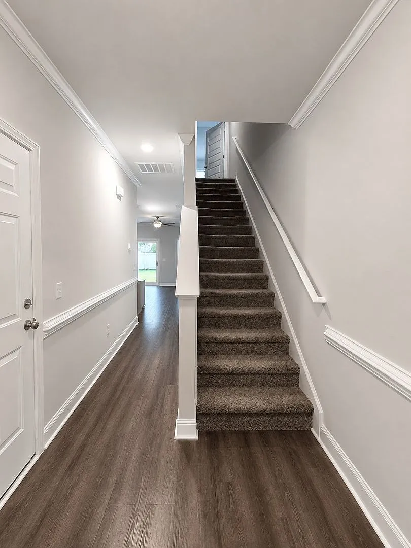 New Rental in Richmond Hill! — Photo 3