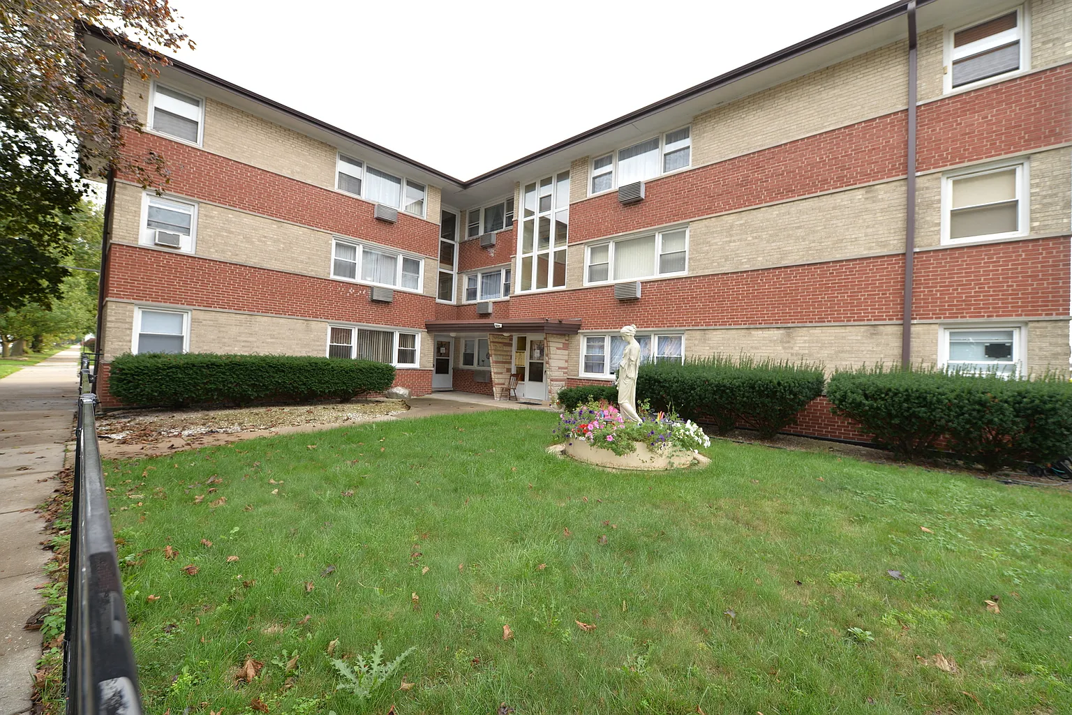 3150 N Odell Ave APT C2 photo 1