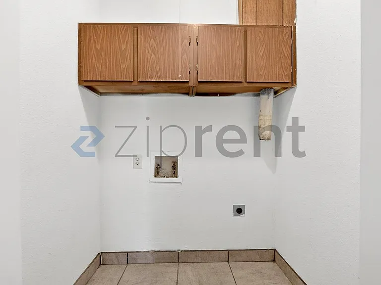 3225 Crites St #102 — Photo 29