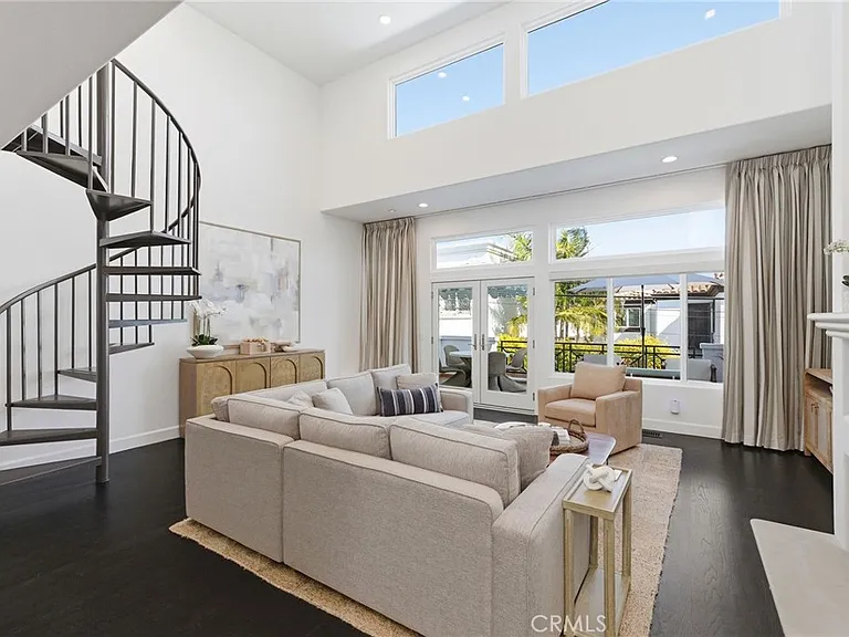 720 Manhattan Beach Blvd — Photo 1