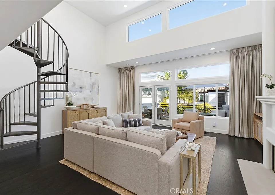 720 Manhattan Beach Blvd