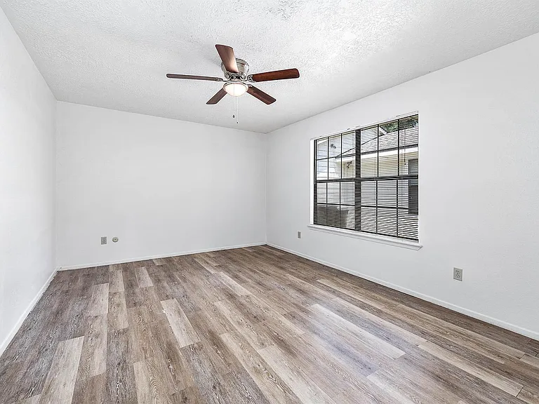 11210 Daybreak Ln — Photo 16