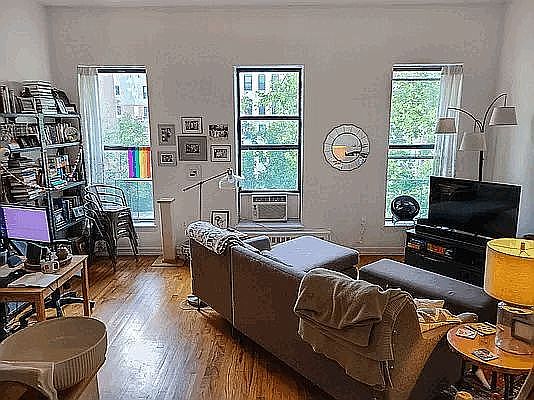 3rd image of 164 W 130th St #C