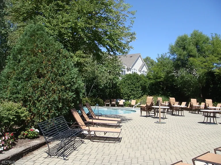 321 Edmonton Ct — Photo 12