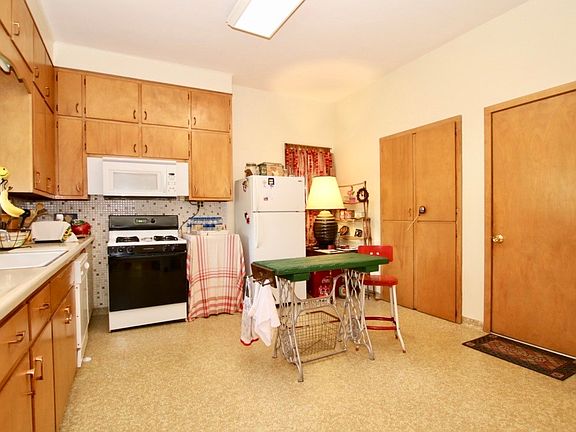 5th image of 419 Pleasant St APT 1