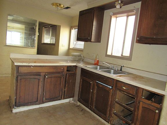 3rd image of 2335 Vine Ave