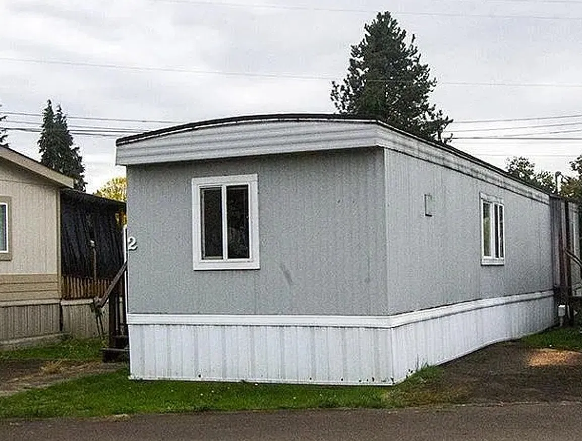 Comfortable 2 Bedroom Manufactured Home in Southtown — Photo 1