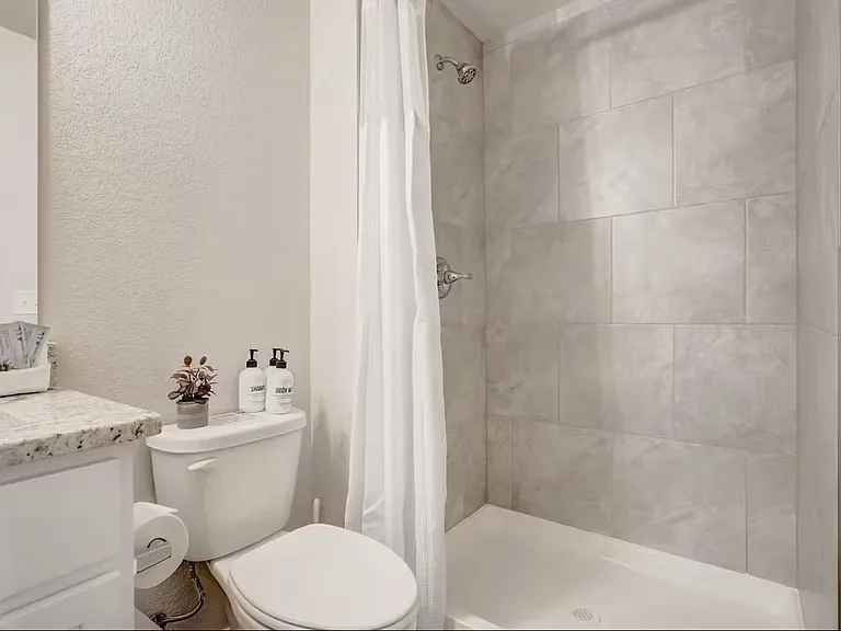 2220 E La Salle St — Photo 15