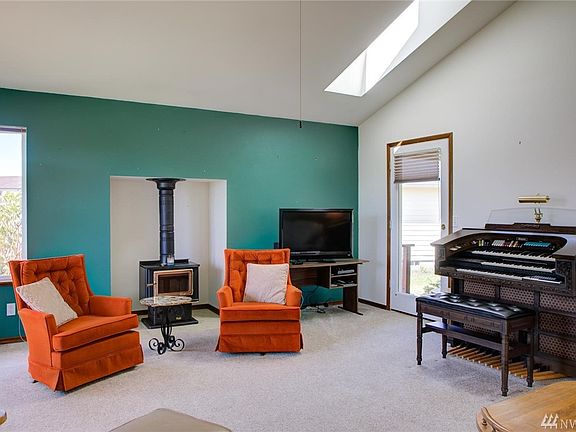 5th image of 614 Aster Ct SE
