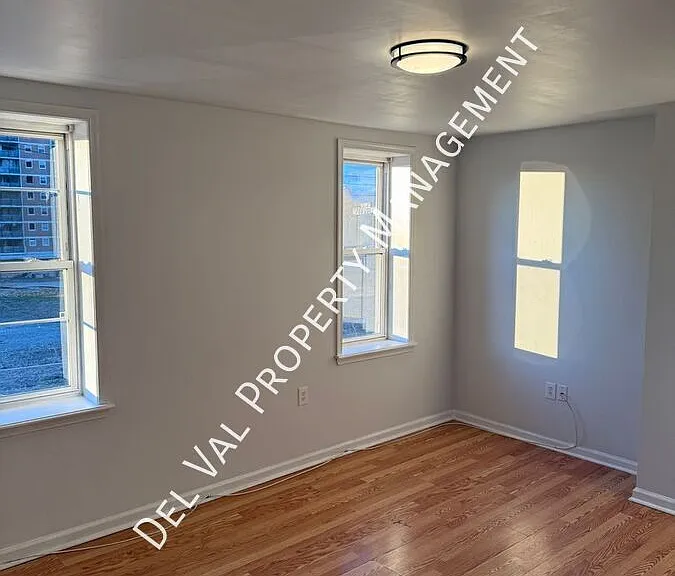 2427 N 10th St — Photo 5