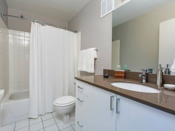 5th image of 2622 N Clark St #409