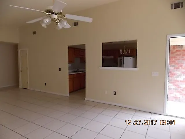 3 bed, 2.0 bath, 1295 sqft, $1,300 — Photo 4