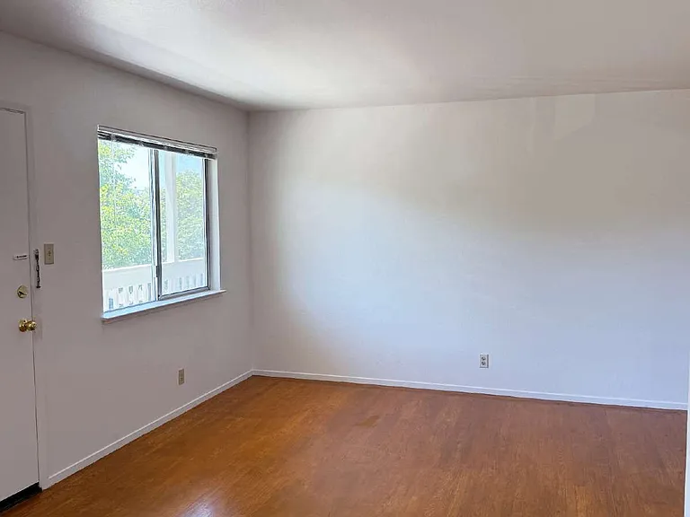 681 1st St W #4 — Photo 3