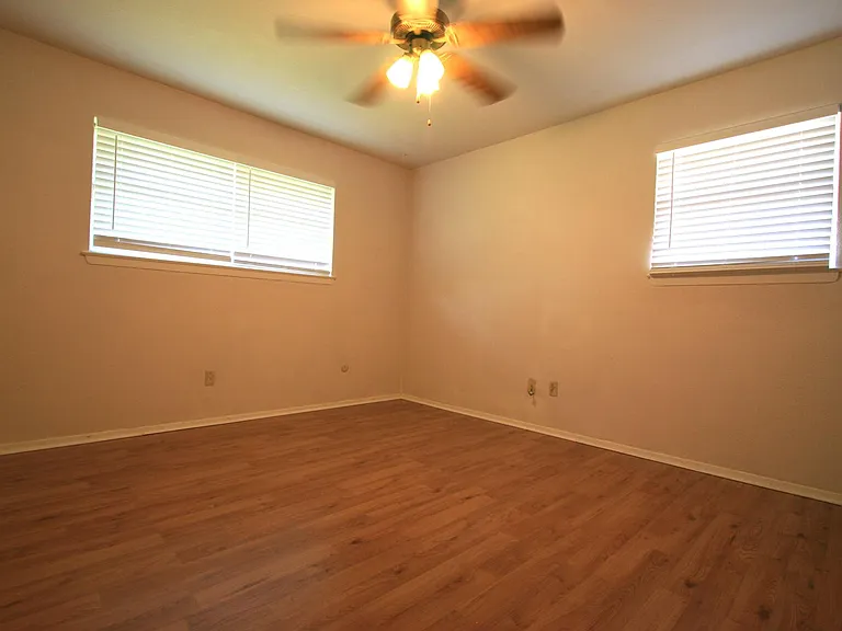 403 Southmoor Dr — Photo 7
