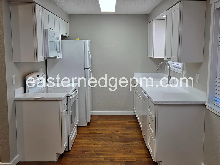 630 SW 24th St #5 — Photo 3