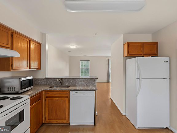 4th image of 1125 Simsbury Ct