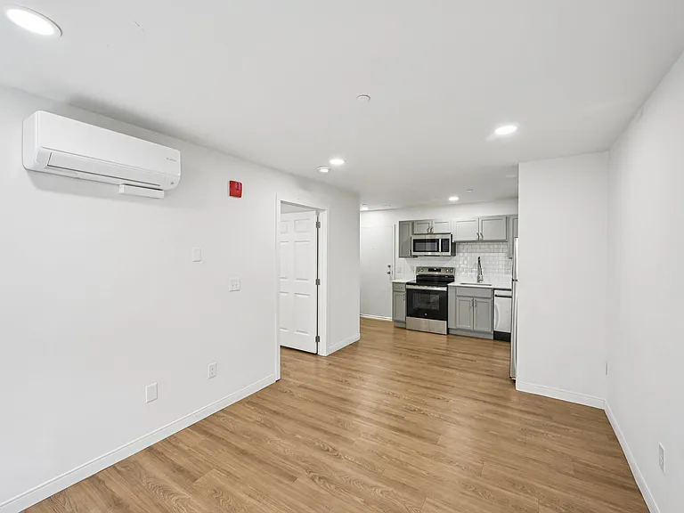 Hamilton Apartments — Photo 15