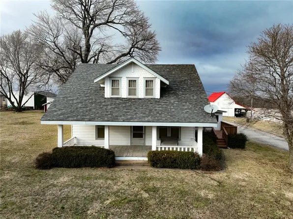 1368 240th St, Hiawatha, KS 66434